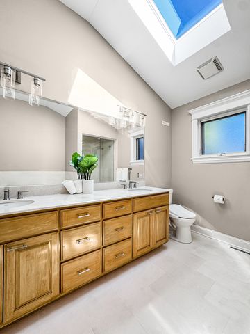 4219 N Winchester Avenue, Chicago, IL 60613