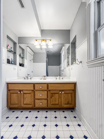 4219 N Winchester Avenue, Chicago, IL 60613
