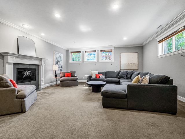 4219 N Winchester Avenue, Chicago, IL 60613