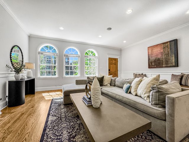 4219 N Winchester Avenue, Chicago, IL 60613