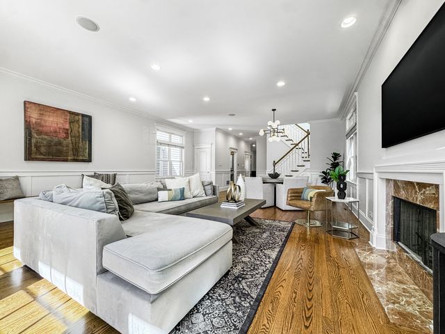 4219 N Winchester Avenue, Chicago, IL 60613