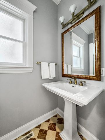 4219 N Winchester Avenue, Chicago, IL 60613