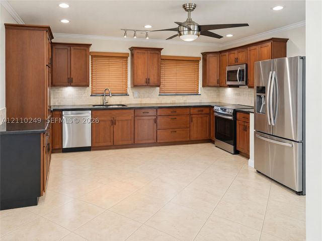 1825 NE 26th Dr, Wilton Manors, FL 33306