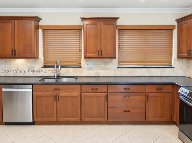 1825 NE 26th Dr, Wilton Manors, FL 33306
