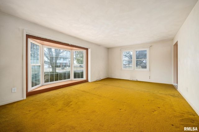 5824 N IMPERIAL Drive, Peoria, IL 61614