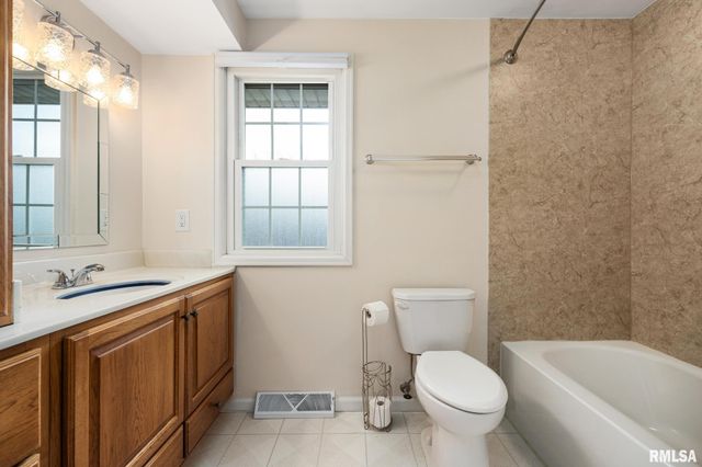 5824 N IMPERIAL Drive, Peoria, IL 61614