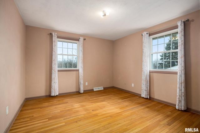 5824 N IMPERIAL Drive, Peoria, IL 61614