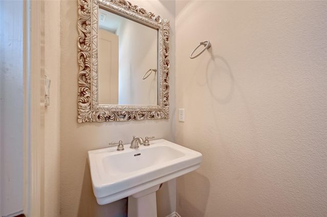 5211 Eigel Street C, Houston, TX 77007