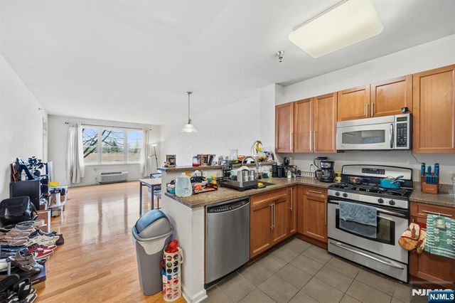 15 Enterprise Court 105, Jersey City, NJ 07305