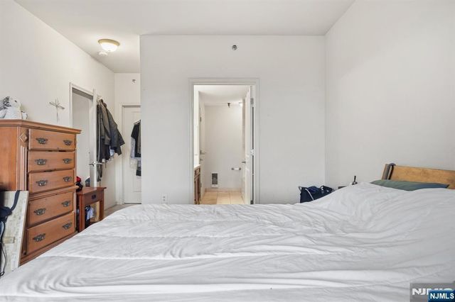 15 Enterprise Court 105, Jersey City, NJ 07305