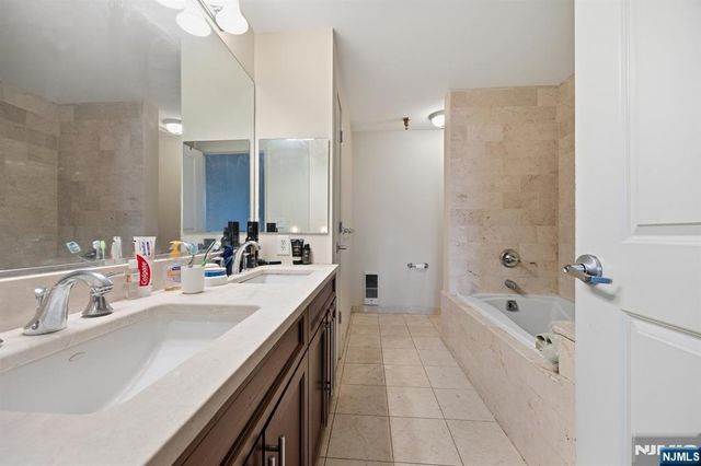 15 Enterprise Court 105, Jersey City, NJ 07305