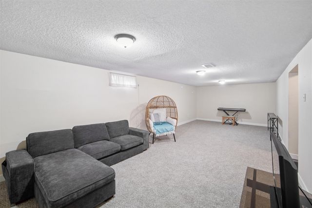 2913 Shadyoak Drive, Des Moines, IA 50310