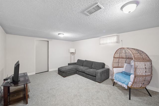 2913 Shadyoak Drive, Des Moines, IA 50310