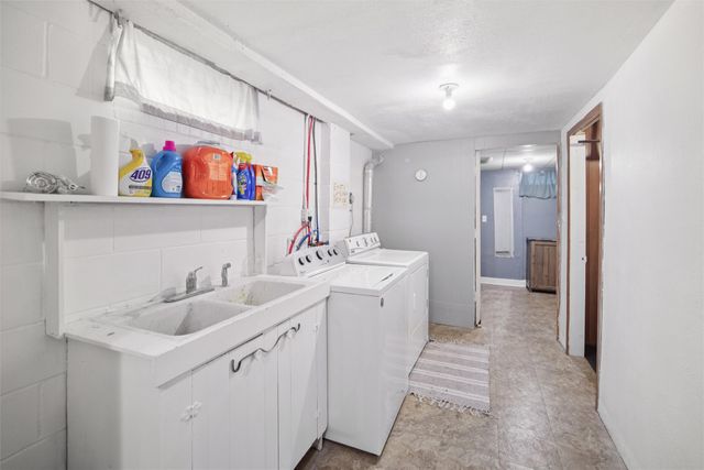 2913 Shadyoak Drive, Des Moines, IA 50310