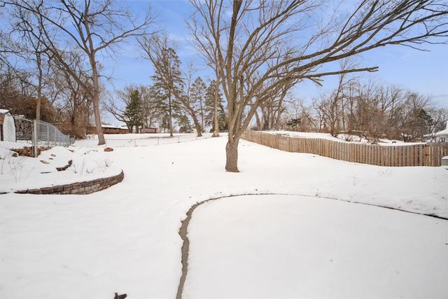 2913 Shadyoak Drive, Des Moines, IA 50310