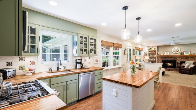 17 STRINGER DR, Doylestown, PA 18901