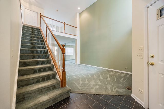 2556 Camberley Circle 2-813, Westchester, IL 60154