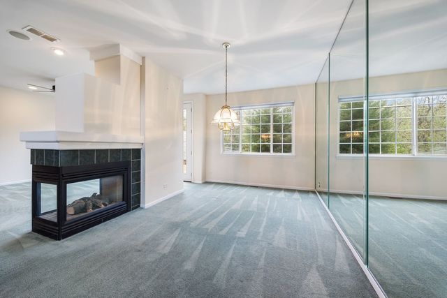 2556 Camberley Circle 2-813, Westchester, IL 60154