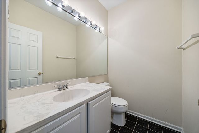 2556 Camberley Circle 2-813, Westchester, IL 60154