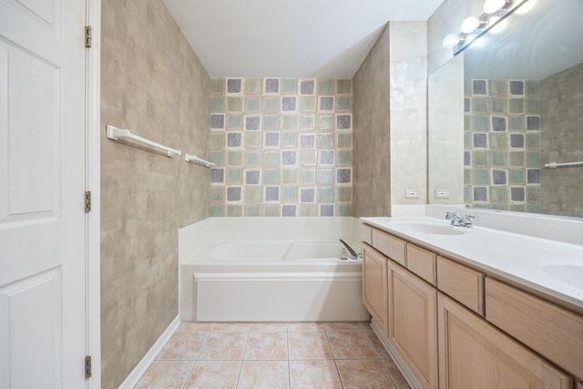 2556 Camberley Circle 2-813, Westchester, IL 60154