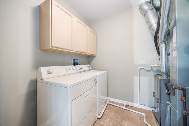 2556 Camberley Circle 2-813, Westchester, IL 60154