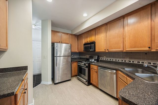 2556 Camberley Circle 2-813, Westchester, IL 60154