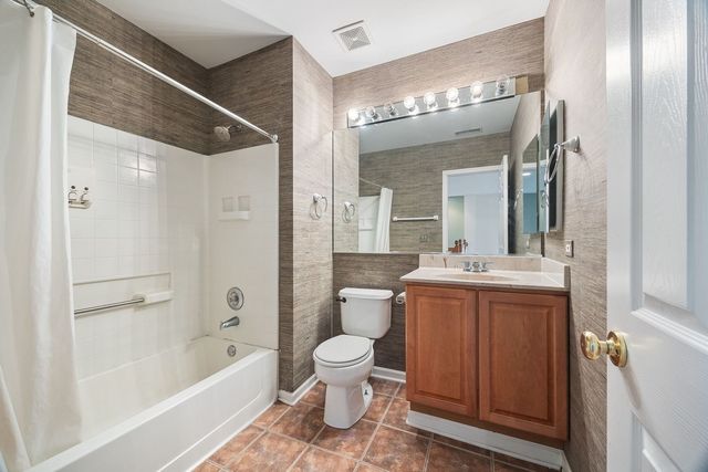 2556 Camberley Circle 2-813, Westchester, IL 60154