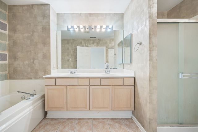 2556 Camberley Circle 2-813, Westchester, IL 60154