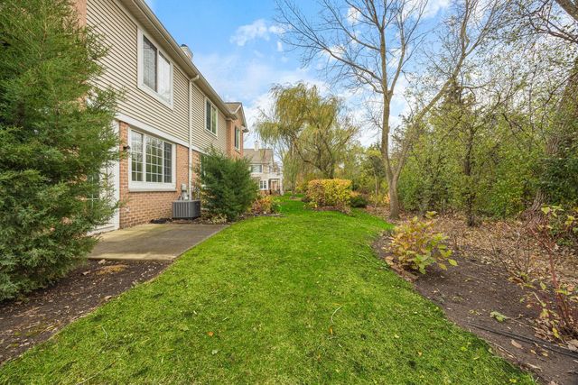 2556 Camberley Circle 2-813, Westchester, IL 60154