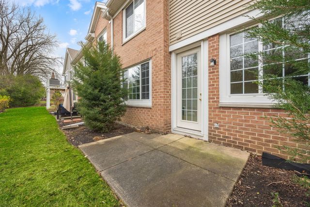 2556 Camberley Circle 2-813, Westchester, IL 60154