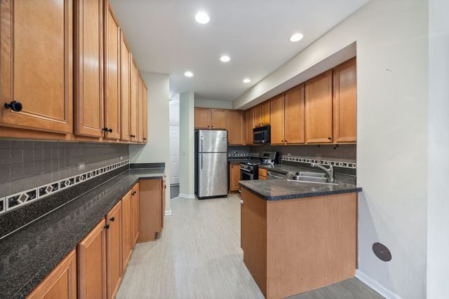 2556 Camberley Circle 2-813, Westchester, IL 60154