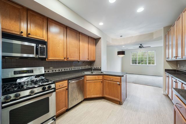2556 Camberley Circle 2-813, Westchester, IL 60154