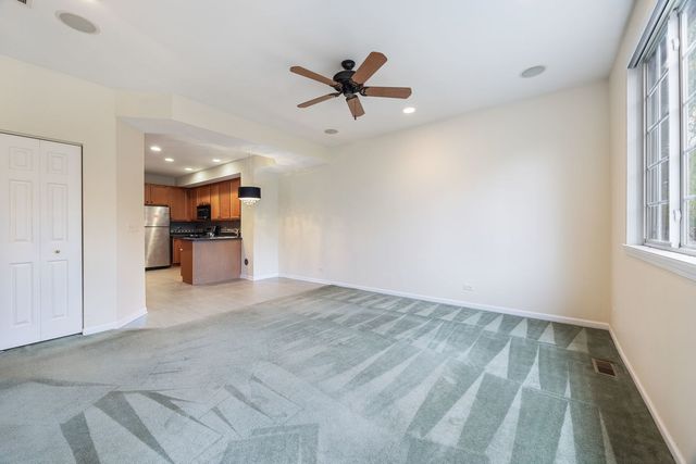 2556 Camberley Circle 2-813, Westchester, IL 60154