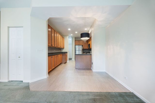 2556 Camberley Circle 2-813, Westchester, IL 60154