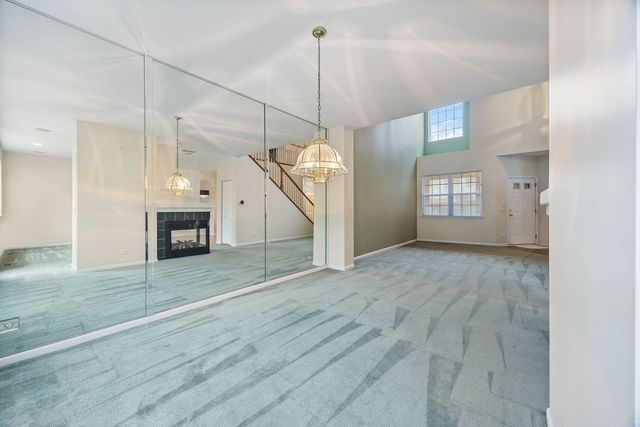2556 Camberley Circle 2-813, Westchester, IL 60154