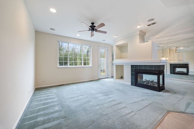 2556 Camberley Circle 2-813, Westchester, IL 60154