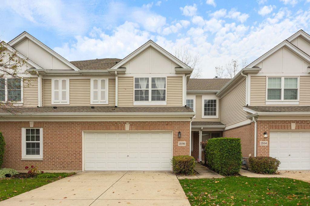 2556 Camberley Circle 2-813, Westchester, IL 60154
