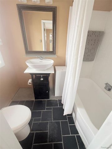 3915 Parkview Drive, Royal Oak, MI 48073