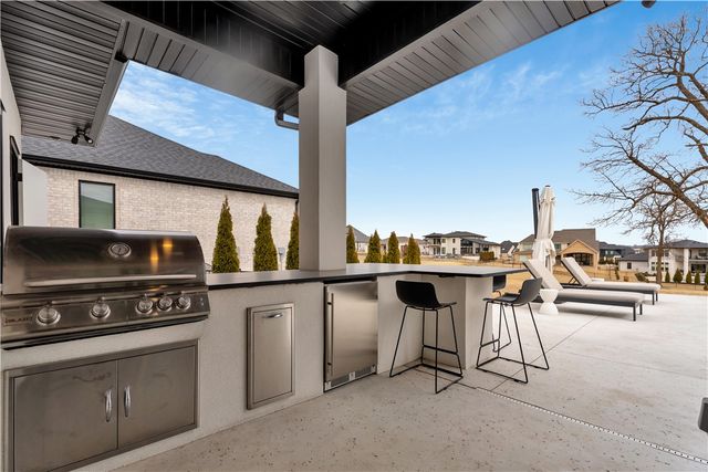 8112 W Isleworth Court, Rogers, AR 72758