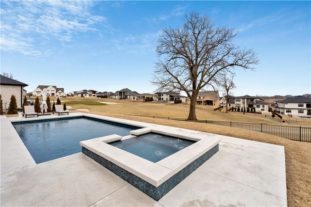 8112 W Isleworth Court, Rogers, AR 72758