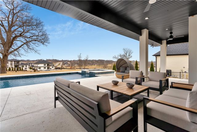 8112 W Isleworth Court, Rogers, AR 72758