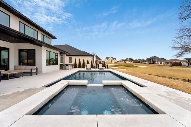 8112 W Isleworth Court, Rogers, AR 72758