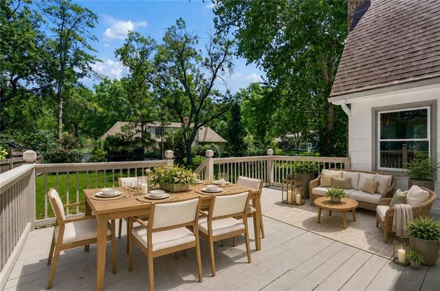 9209 Roe Avenue, Prairie Village, KS 66207