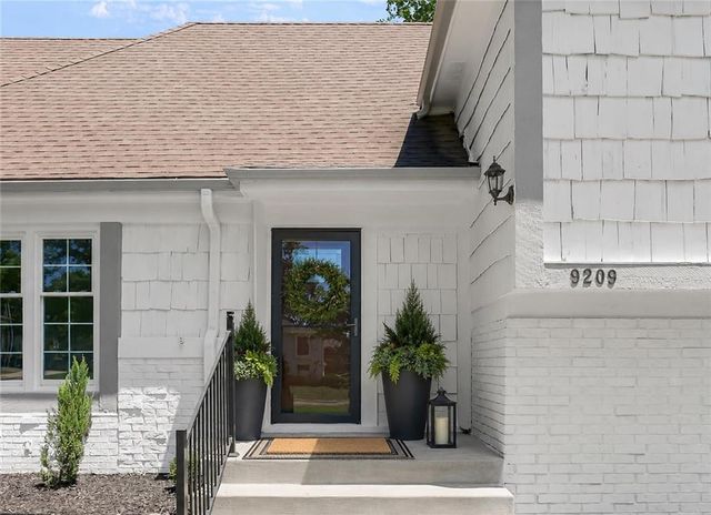 9209 Roe Avenue, Prairie Village, KS 66207