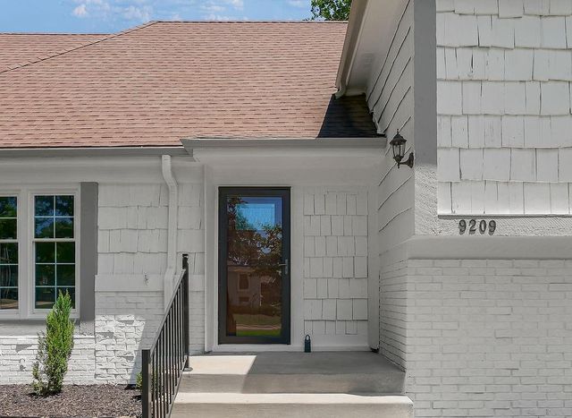 9209 Roe Avenue, Prairie Village, KS 66207
