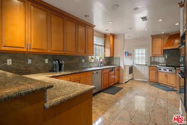 2201 Hillsboro Avenue, Los Angeles, CA 90034