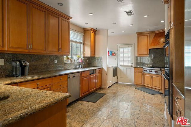 2201 Hillsboro Avenue, Los Angeles, CA 90034