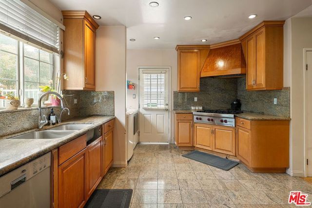 2201 Hillsboro Avenue, Los Angeles, CA 90034