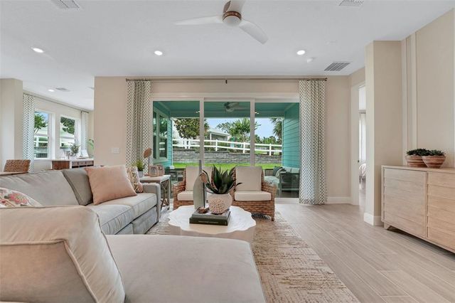 981 FIESTA KEY CIRCLE, Lady Lake, FL 32159
