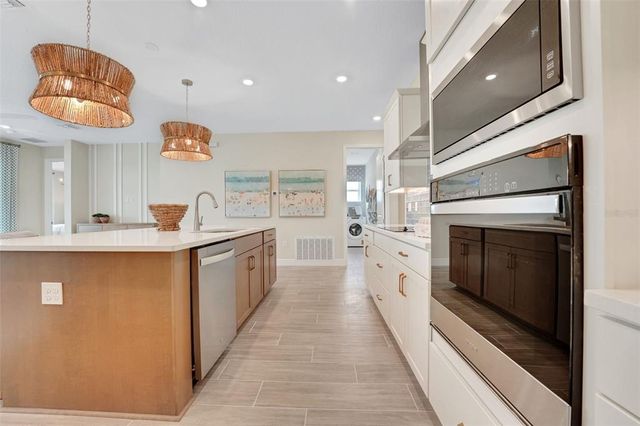 981 FIESTA KEY CIRCLE, Lady Lake, FL 32159